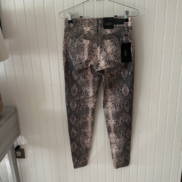 New! L&B Lucky & Blessed Snakeskin Distressed Straight Leg Jeans sz 2 - Picture 11 of 16